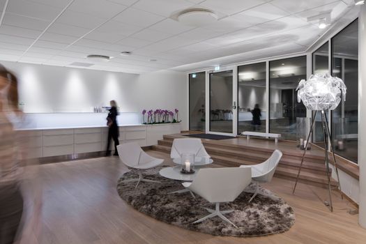 Lobbyareal utenfor styrerommet med utgang til terrasse med utsikt mot fjorden.