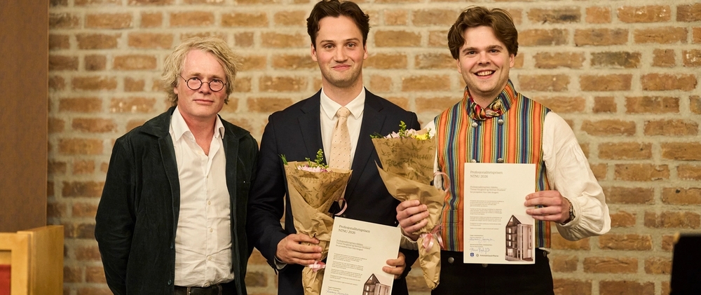 To veldig veldig verdige vinnere av Arkitekbedriftenes første profesjonalitetspris til masterprogrammet ved NTNU. Fra venstre, Steinar Skjerdingstad, adminstrerende direktør i Arkiteketbedrftene, Tomas Hagland og Herman Stueland.