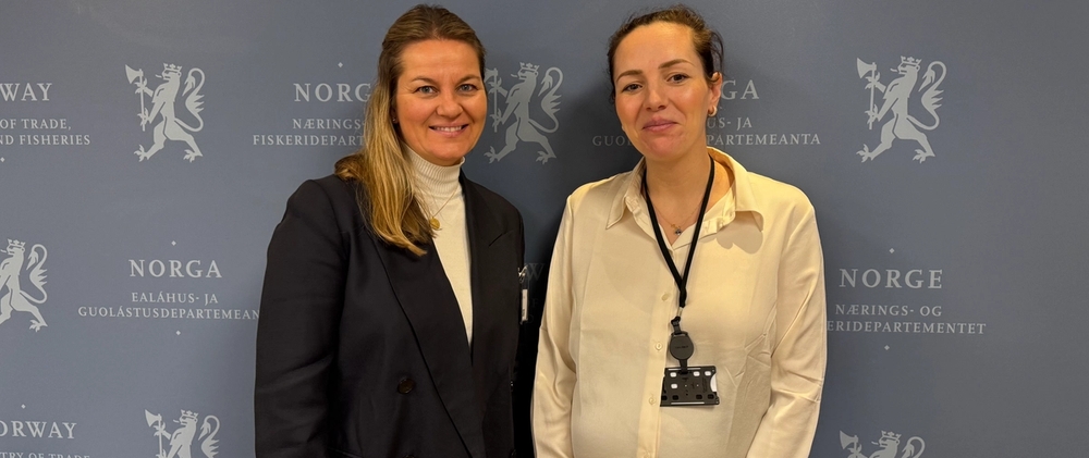 Fra venstre: Anette Søby Bakker, juridisk direktør i Arkitektbedriftene og statssekretær Sigrid Hagerup Melhuus i Nærings- og fiskeridepartementet. (Foto: John-Erik Reiersen)