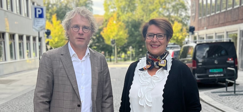 Skal vi lykkes med å bygge gode boliger og gode nabolag i årene som kommer, må vi bli flinkere til å snakke sammen om bokvalitet. På bildet: Tone Tellevik Dahl, administrerende direktør i Norsk Eiendom og Steinar Skjerdingstad, administrerende direktør i Arkitektbedriftene.  (Foto: Arkitektbedriftene / Geir Lindhjem)