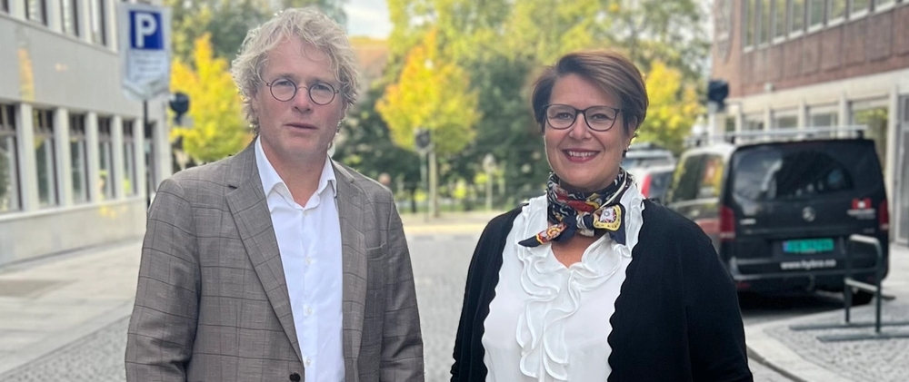 Skal vi lykkes med å bygge gode boliger og gode nabolag i årene som kommer, må vi bli flinkere til å snakke sammen om bokvalitet. På bildet: Tone Tellevik Dahl, administrerende direktør i Norsk Eiendom og Steinar Skjerdingstad, administrerende direktør i Arkitektbedriftene. (Foto: Arkitektbedriftene / Geir Lindhjem)