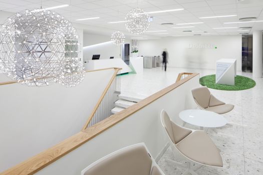 Deloittes hovedinngang henvender mot Stasjonsalmenningen. Inngangen ligger på plan 2, der blir man ført opp til resepsjonen på plan 3 via en gedigen trapp. 