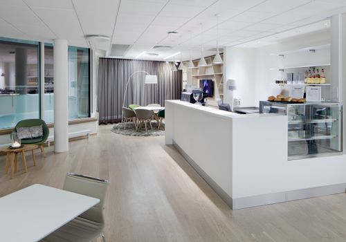 Kaffebaren er betjent utenom kantinens generelle åpningstider.  