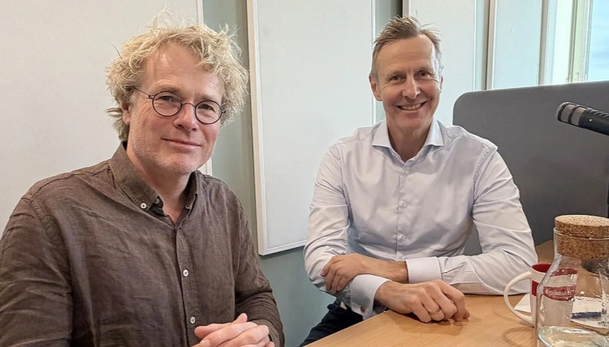 Administrerende direktør i Arkitektbedriftene Steinar Skjerdingstad og arkitekt og arbeidende styreformann i Mad Arkitekter, Nicolai Riise, er gjester i den nyeste episoden av Byggeplassen. Foto: Arve Brekkhus