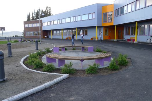 Lenvik ungdomsskole, skoleplassen
