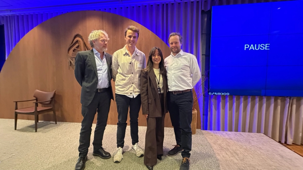 De unge «arkitektstemmene» var representert av Alexander Tunby Rosseland fra LPO Arkitekter og Dounia Touil fra Nordic Office of Architecture. Her sammen med administrerende direktør i Arkitektbedriftene, Steinar Skjerdingstad og CEO i Nordic Office of Architecture, Eskild Andersen. (Foto: Geir Lindhjem, Arkitektbedriftene)