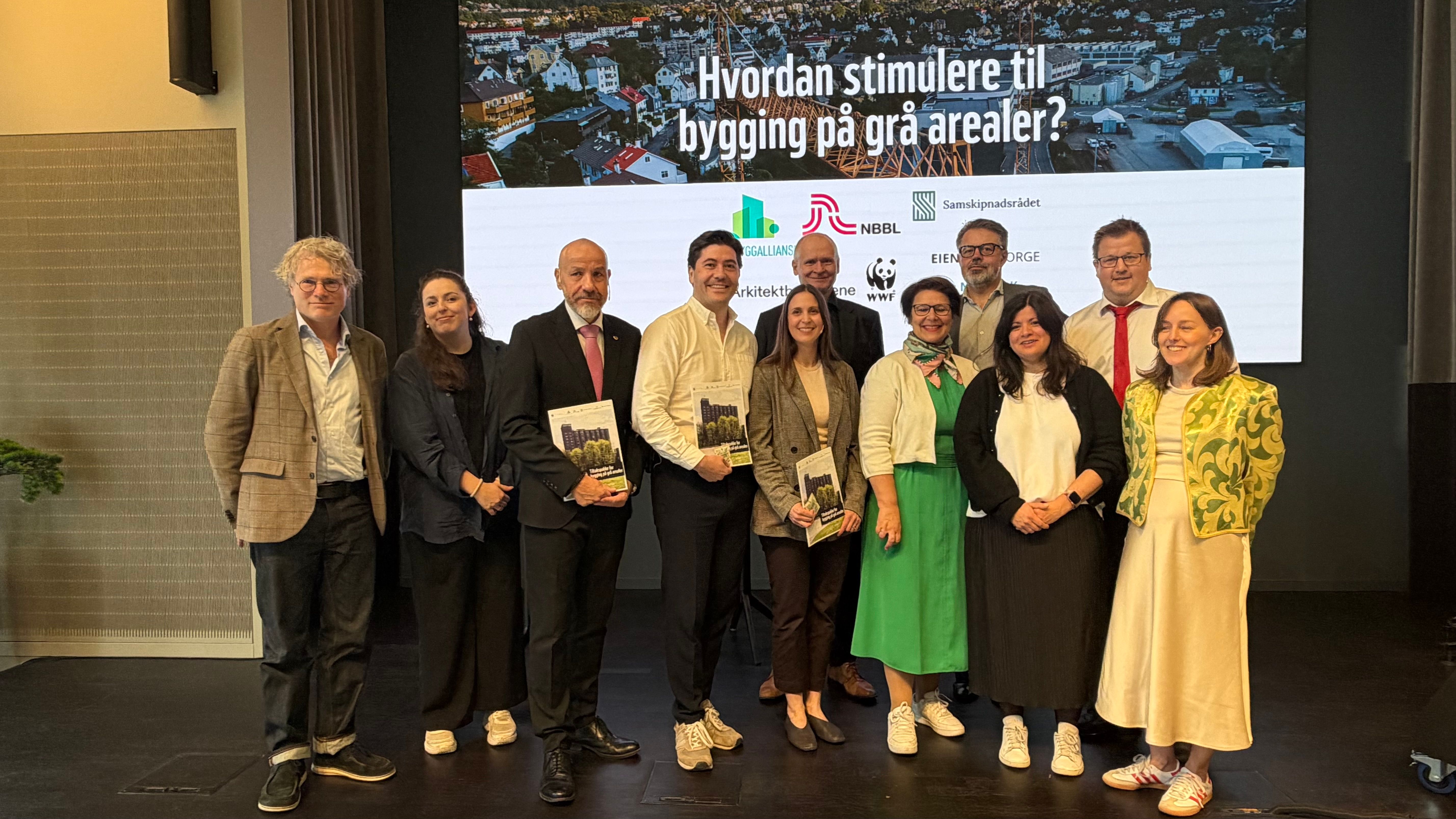 De ønsker mer transformasjon, men klarer bransjen og politikerne å enes om hvordan? Tirsdag ble tiltakspakken for bygging på grå arealer lansert i Stortingsgata. F.v.: Steinar Skjerdingstad (Arkitektbedriftene), Emilie Faarup Storvik (Samskipnadsrådet), Tom Staahle (Frp), Grunde Almeland (Venstre), Oda Indgaard (MDG), Henning Lauridsen (Eiendom Norge), Tone Tellevik Dahl (Norsk Eiendom), Christian-Marius Stryken (NBBL), Karoline Andaur (WWF), Martin Østtveit-Moe (Ap) og Mie Fuglseth (Grønn byggallianse).  (Foto: Arkitektbedriftene / Geir Lindhjem)