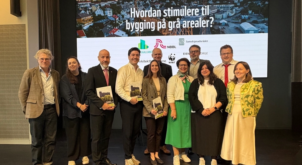 De ønsker mer transformasjon, men klarer bransjen og politikerne å enes om hvordan? Tirsdag ble tiltakspakken for bygging på grå arealer lansert i Stortingsgata. F.v.: Steinar Skjerdingstad (Arkitektbedriftene), Emilie Faarup Storvik (Samskipnadsrådet), Tom Staahle (Frp), Grunde Almeland (Venstre), Oda Indgaard (MDG), Henning Lauridsen (Eiendom Norge), Tone Tellevik Dahl (Norsk Eiendom), Christian-Marius Stryken (NBBL), Karoline Andaur (WWF), Martin Østtveit-Moe (Ap) og Mie Fuglseth (Grønn byggallianse). (Foto: Arkitektbedriftene / Geir Lindhjem)