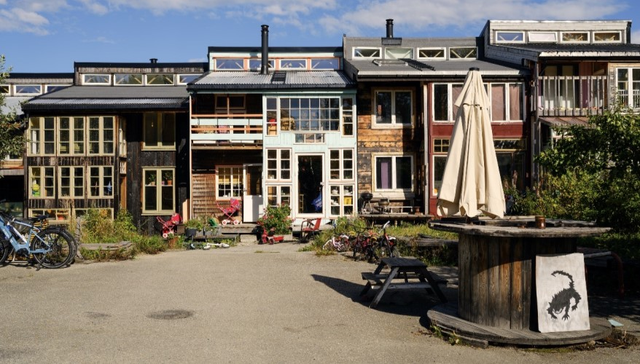 Bak fasaden på Svartlamoen