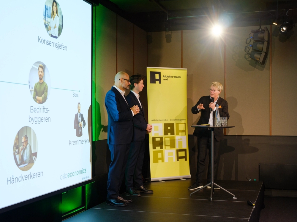 Erik Magnus Sæther og Ole Martin Davanger fra Oslo Economics i samtale med Steinar Skjerdingstad, administrerende direktør, i Arkitekbedriftene på Verdi 25.