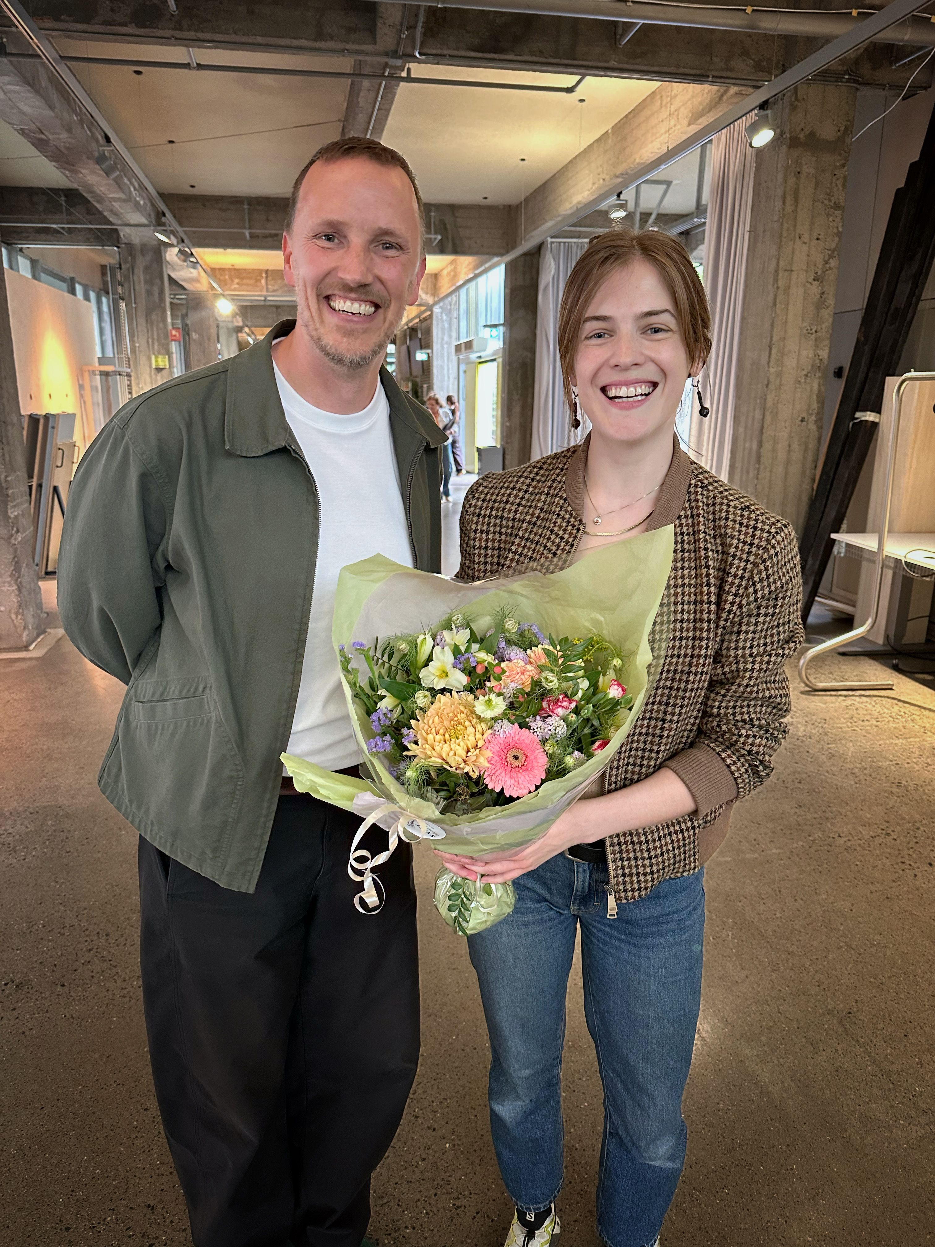 Åsne Fulsås Storli tok imot prisen, her sammen med Rasmus Jørgensen, fagsjef, i Arkitektbedriftene. Maria Dahl Nielsen var ikke til stede.