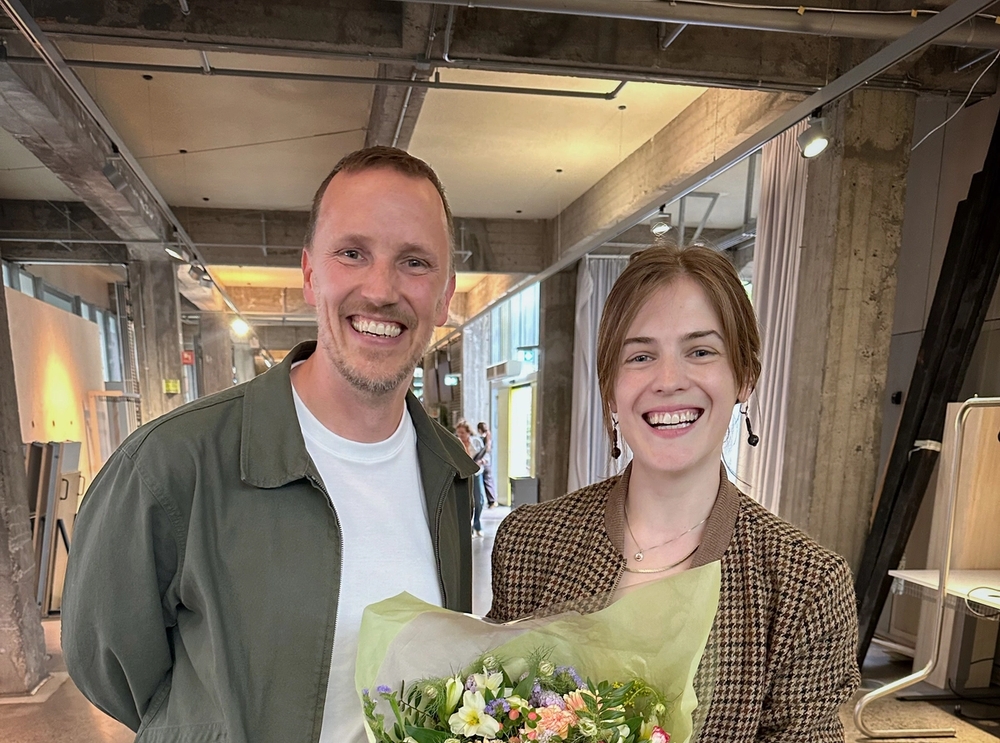 Åsne Fulsås Storli tok imot prisen, her sammen med Rasmus Jørgensen, fagsjef, i Arkitektbedriftene. Maria Dahl Nielsen var ikke til stede.