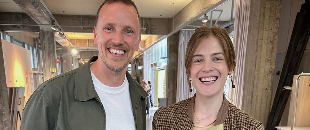 Åsne Fulsås Storli tok imot prisen, her sammen med Rasmus Jørgensen, fagsjef, i Arkitektbedriftene. Maria Dahl Nielsen var ikke til stede.