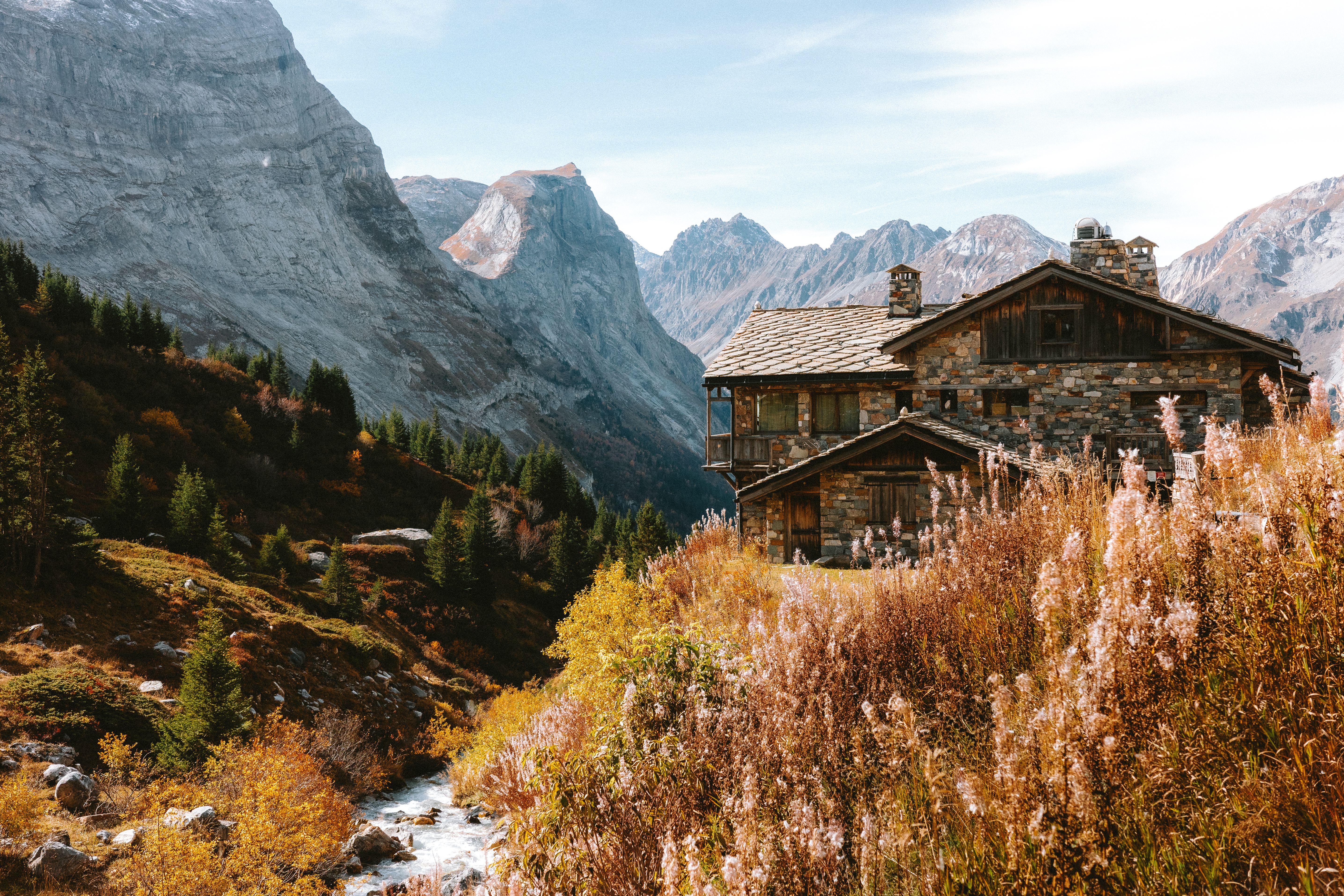 Sommet alpin enneigé