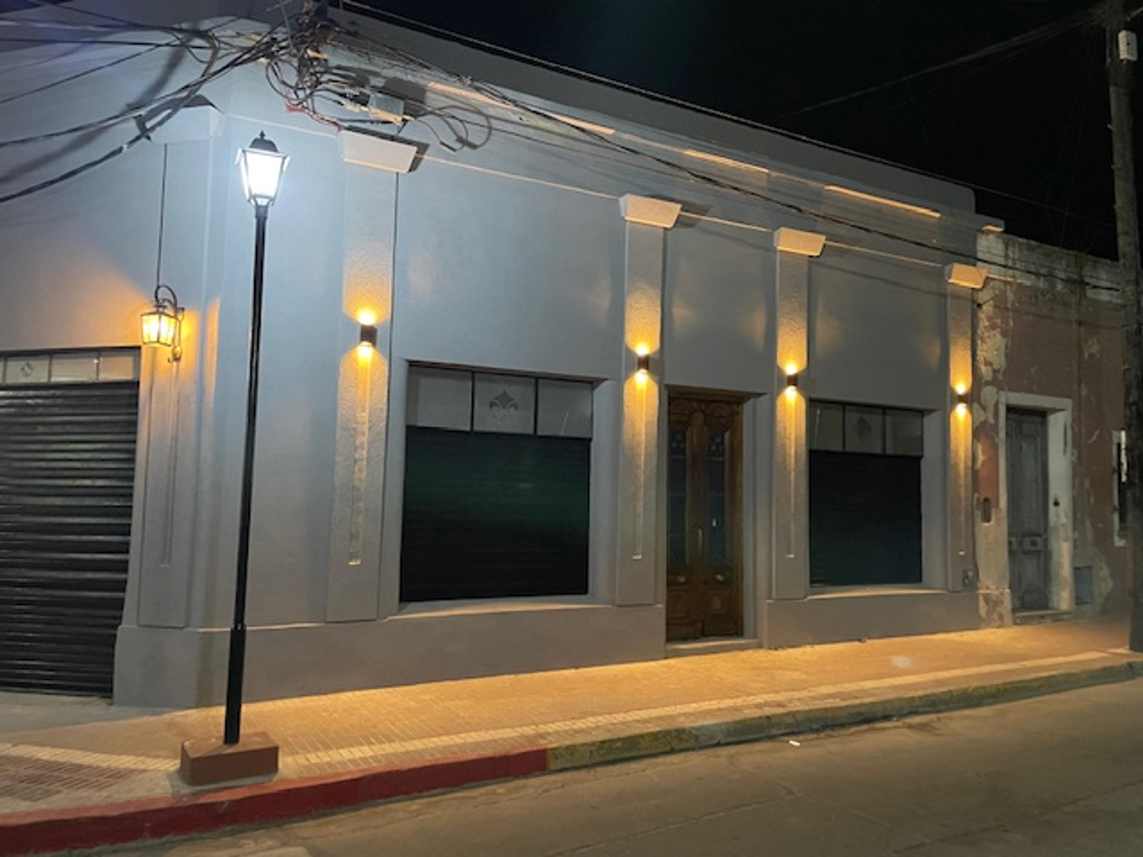 [EJEMPLO] Casa de campo de estilo colonial al atardecer