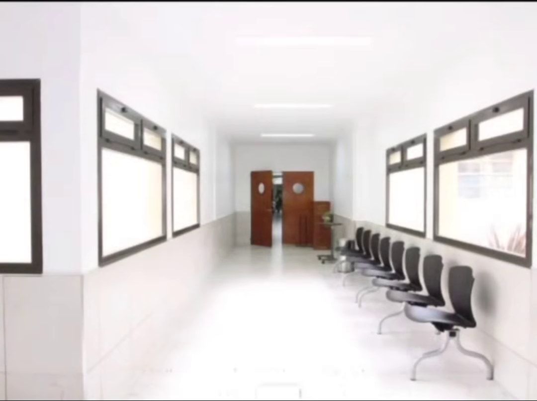 Pasillo de espera de un edificio institucional