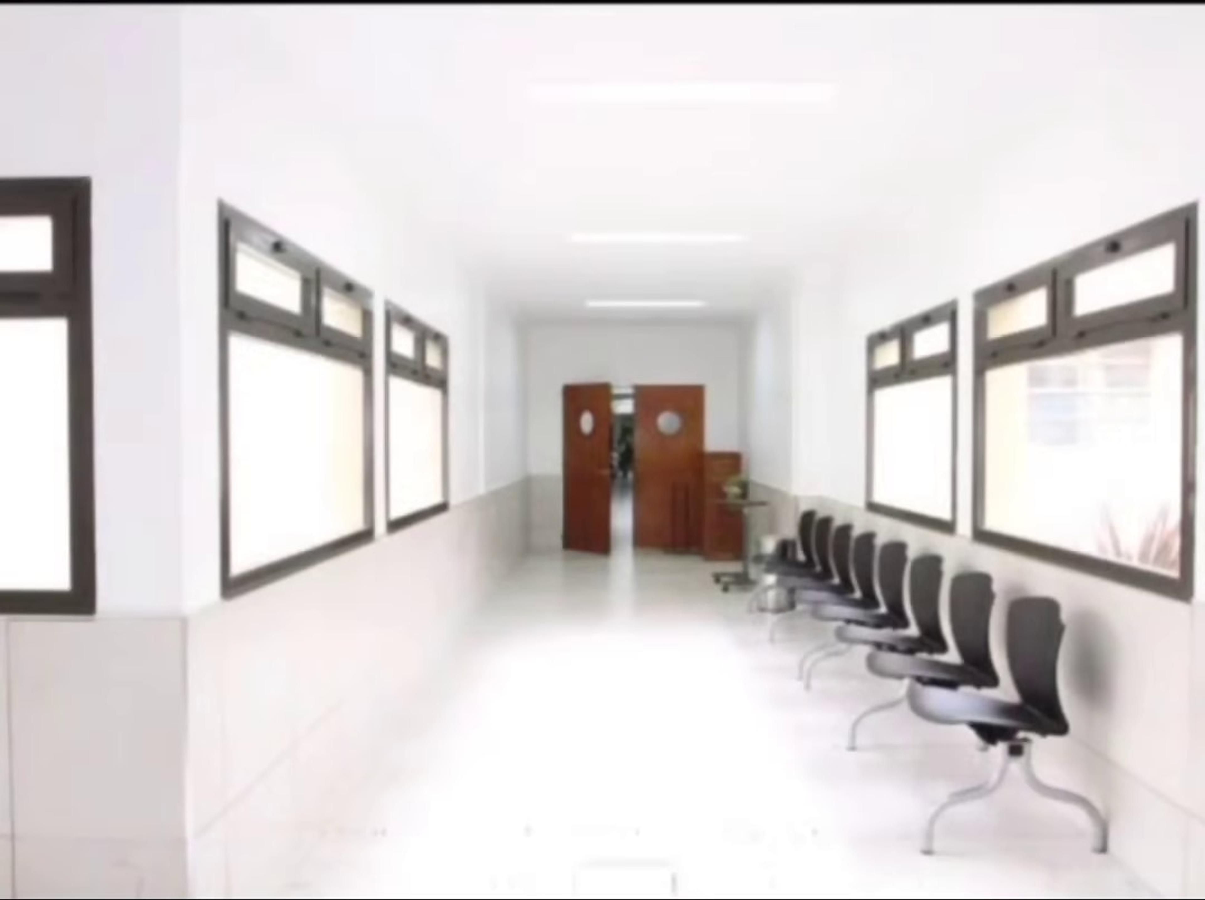 Pasillo de espera de un edificio institucional