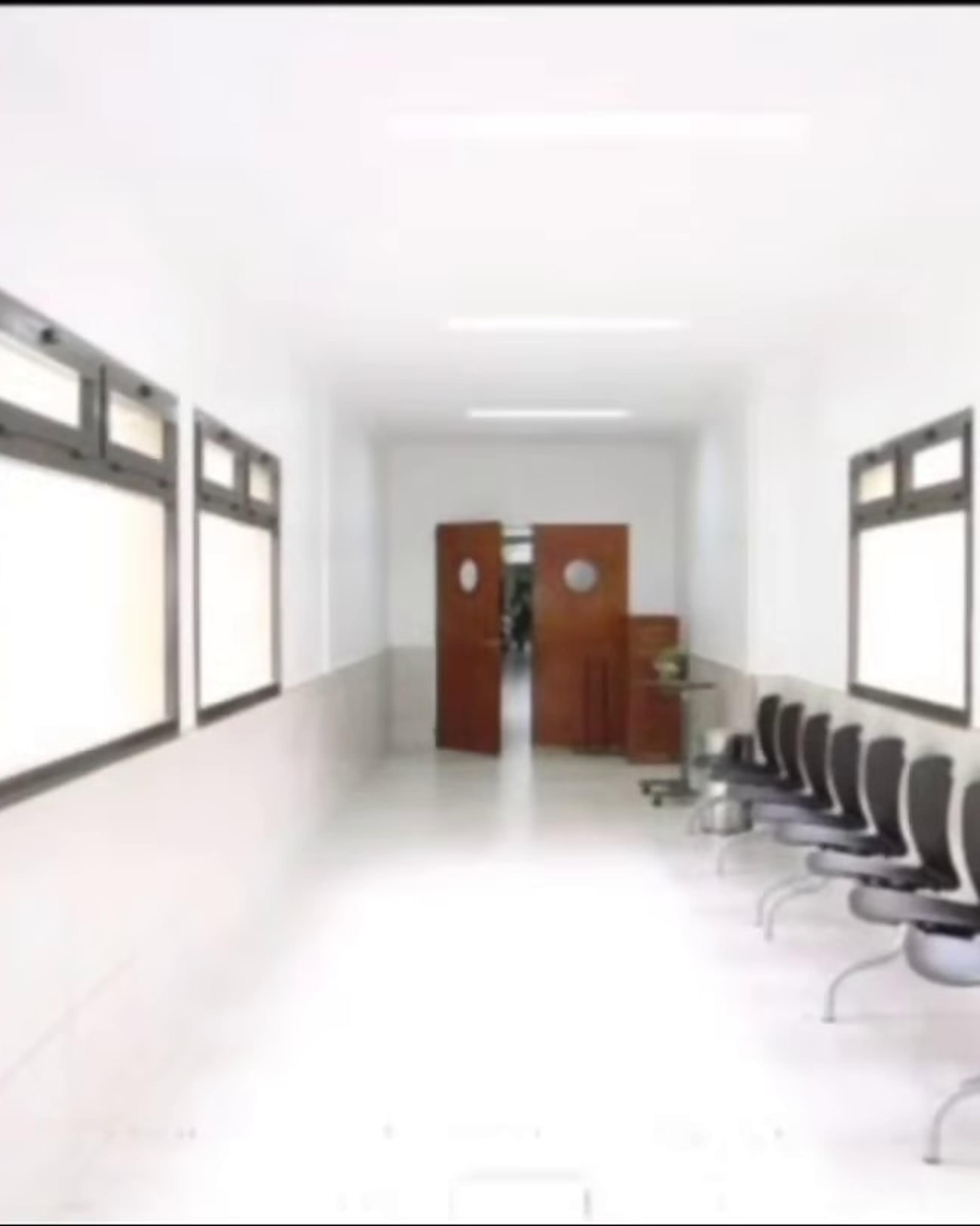 Pasillo de espera de un edificio institucional