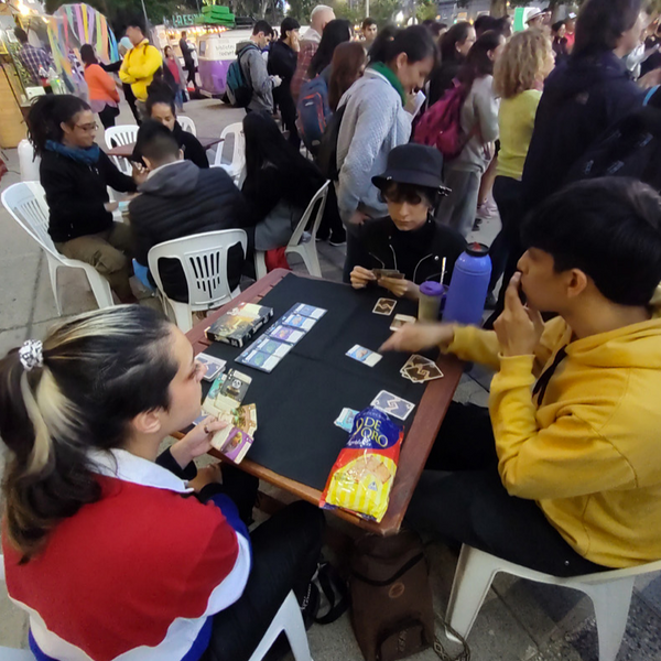 Amigos jugando cartas en una mesa al aire libre