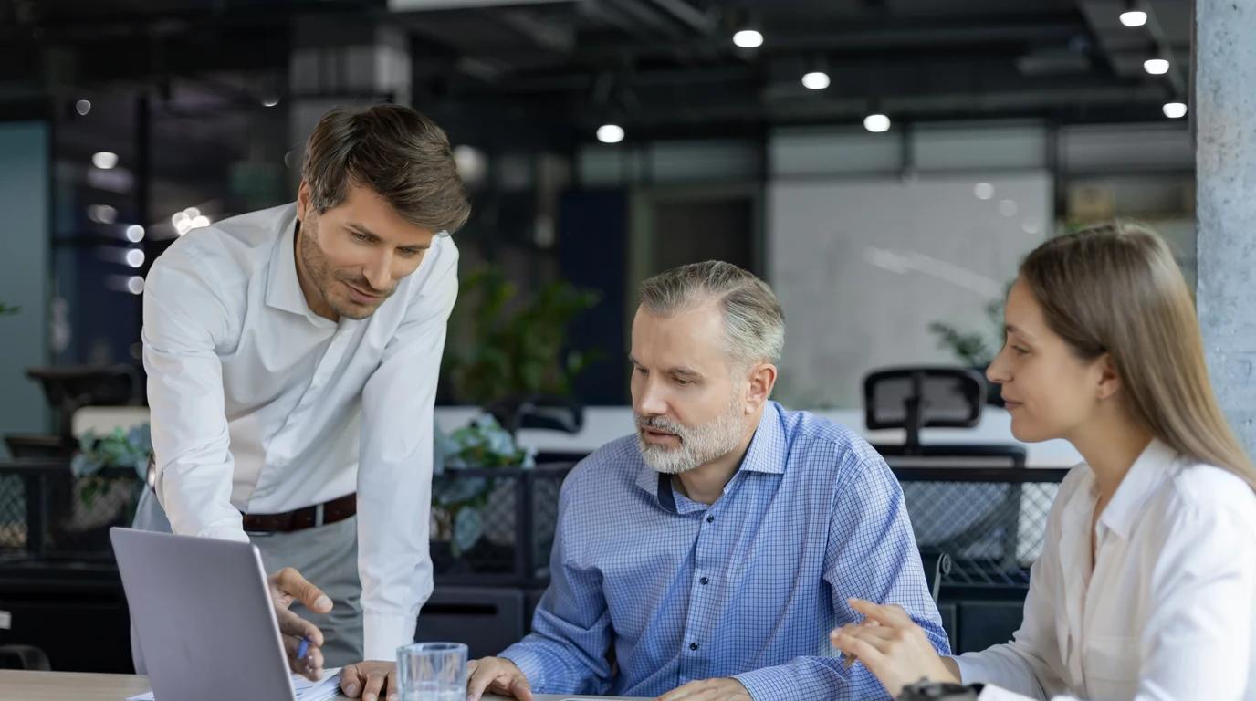 Build vs buy em software: quando construir sai mais caro