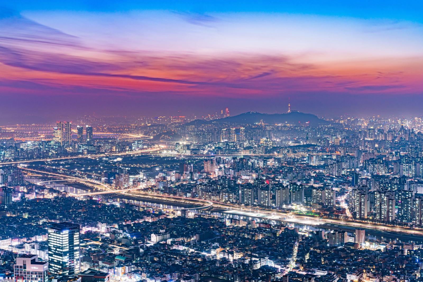 A breathtaking view of the illuminated Seoul skyline at dusk showcasing its urban beauty