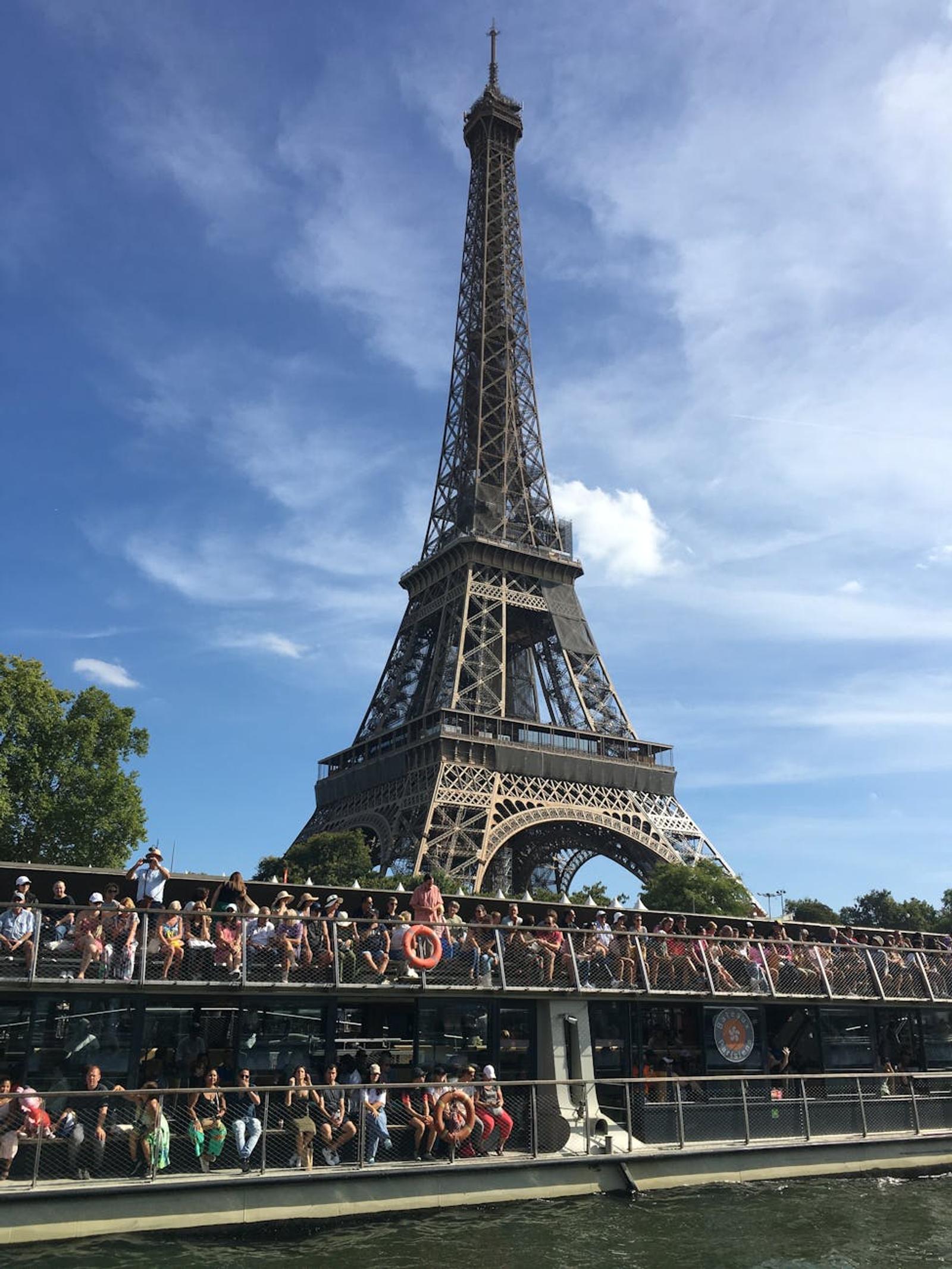 Seine River Cruise Eiffel — Switzerland