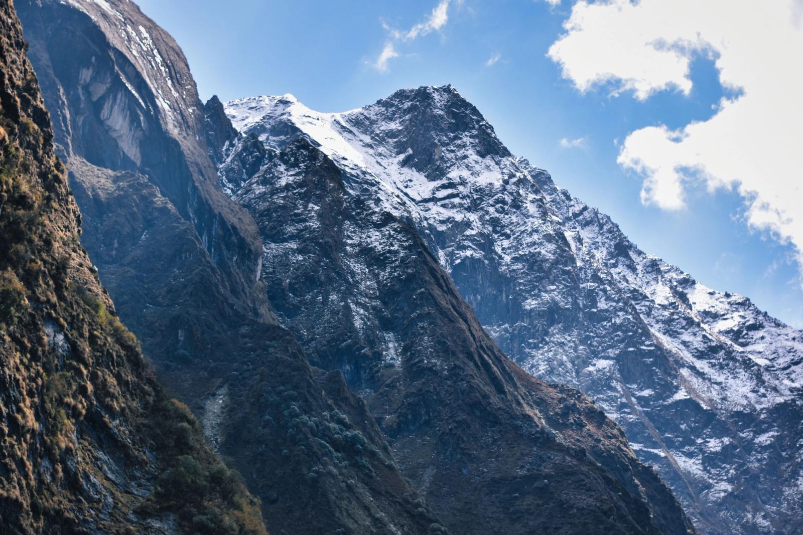Stunning view of snow-covered mountains in Kedarnath, India, showcasing natural beauty