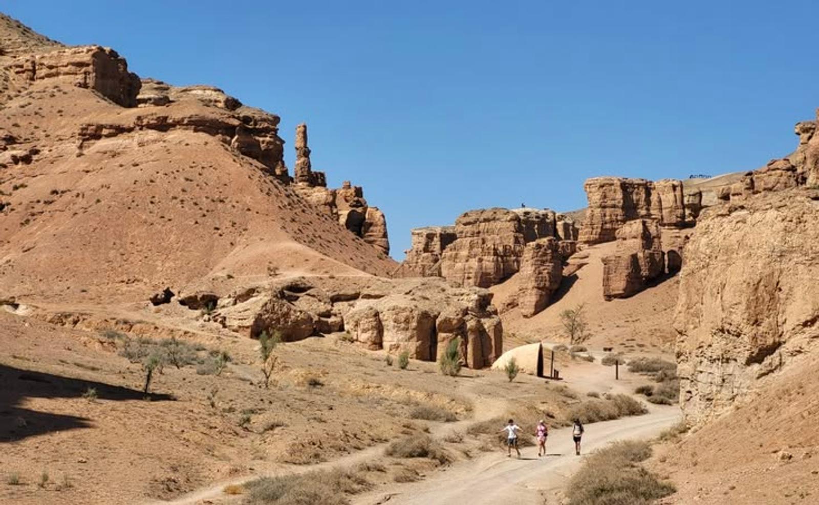 Charyn Canyon trek
