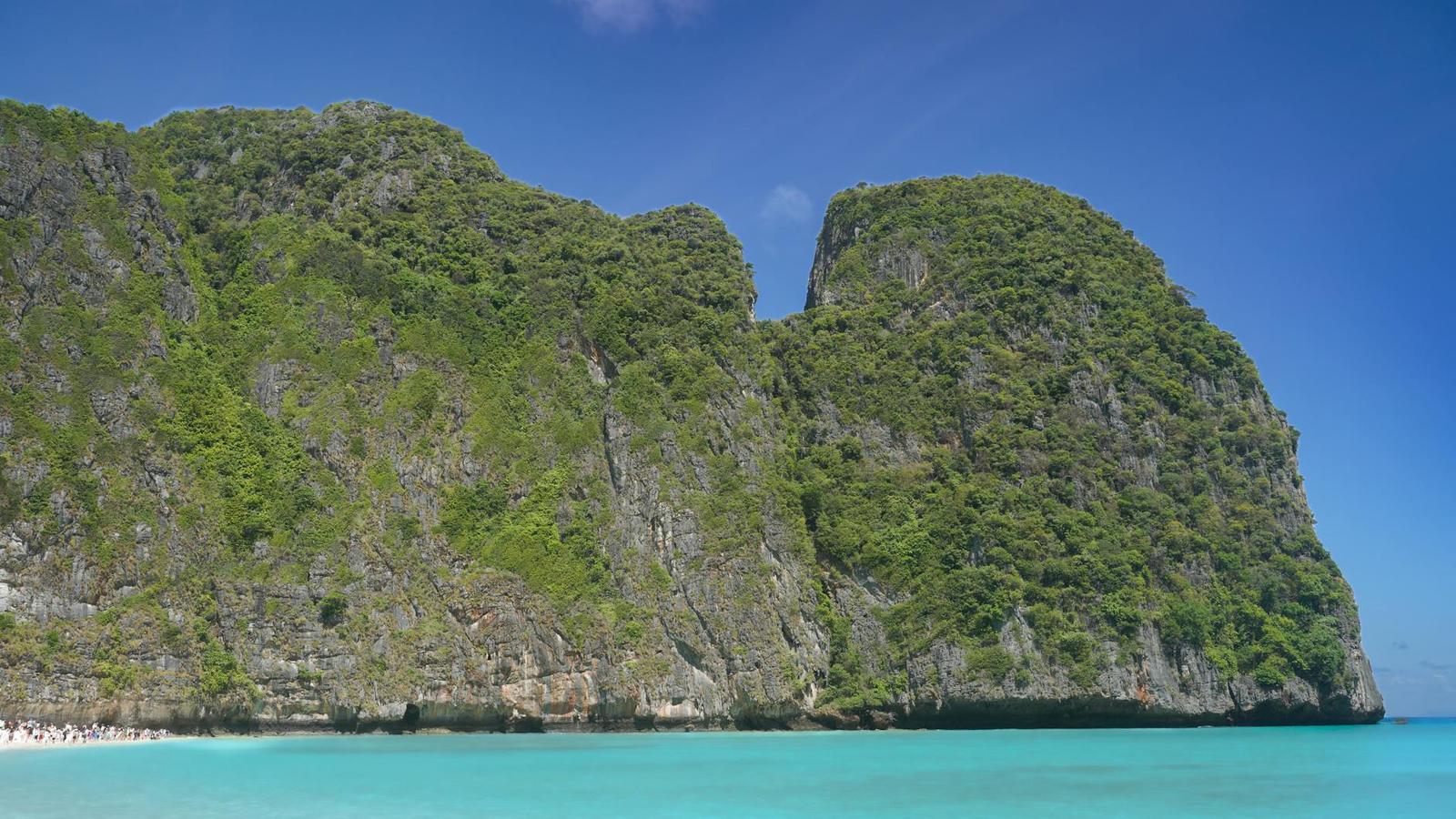 Beautiful limestone cliffs at a turquoise beach in Thailand