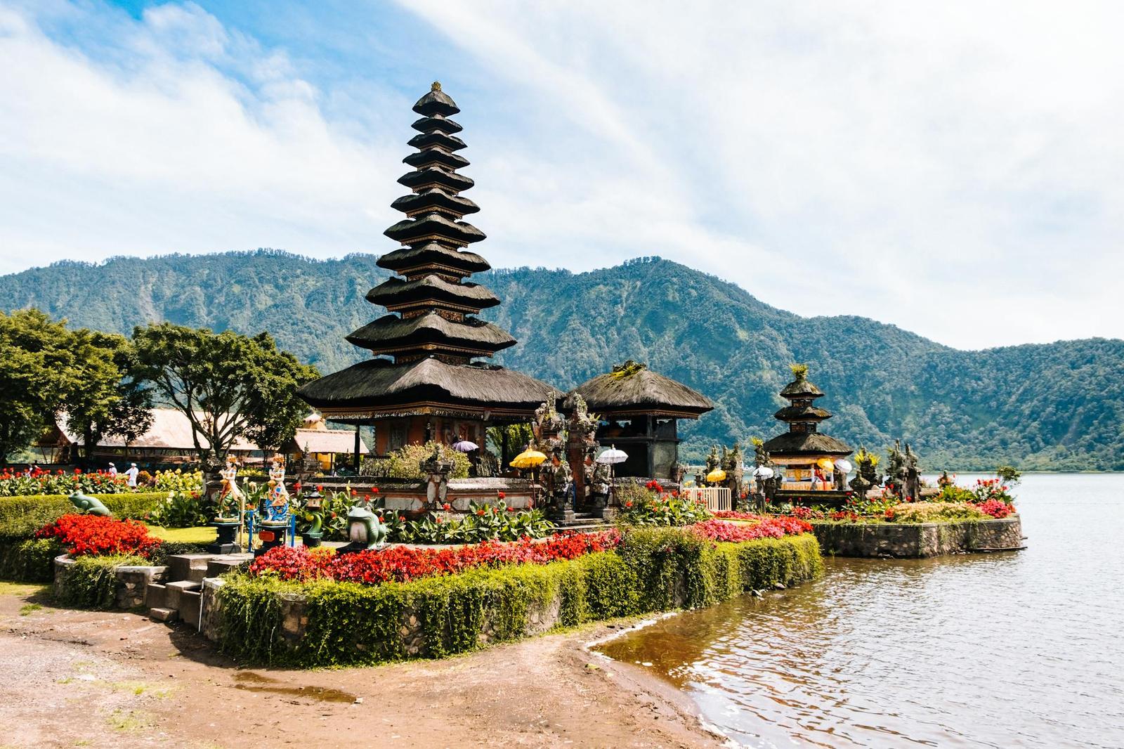 Ulandanu Temple + Handara Gate + Tanah Lot Temple on day 5, Indonesia
