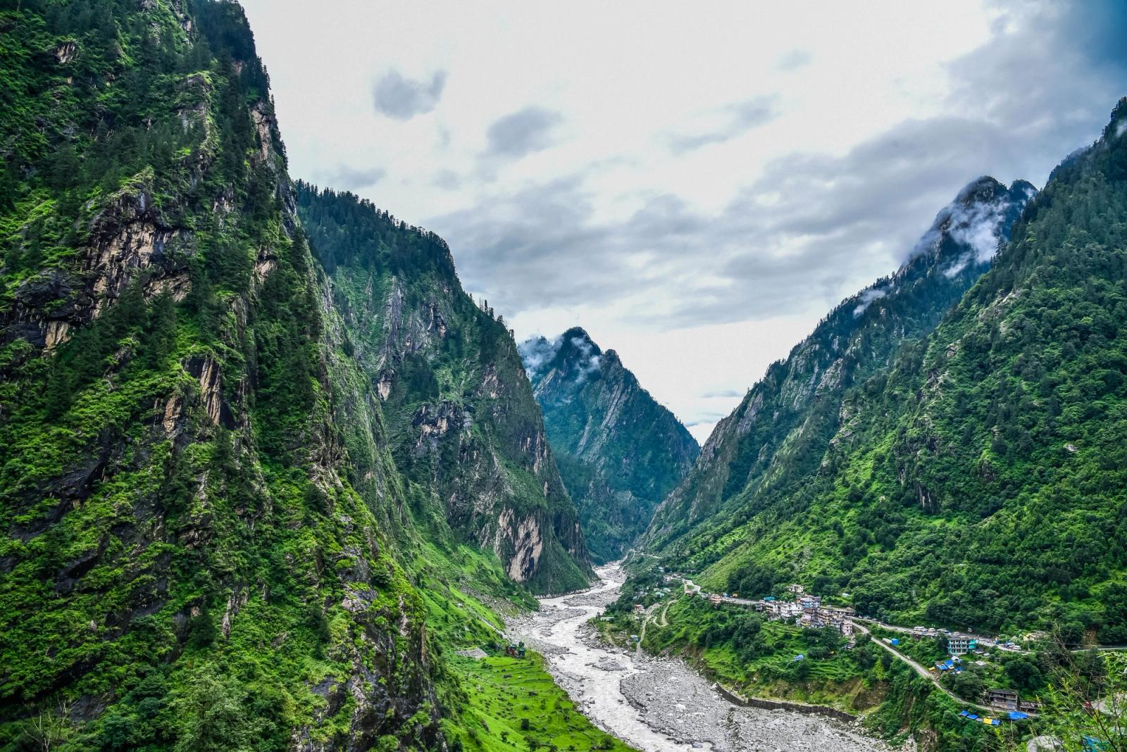 Breathtaking view of lush green mountains and a winding river in Himachal Pradesh, India