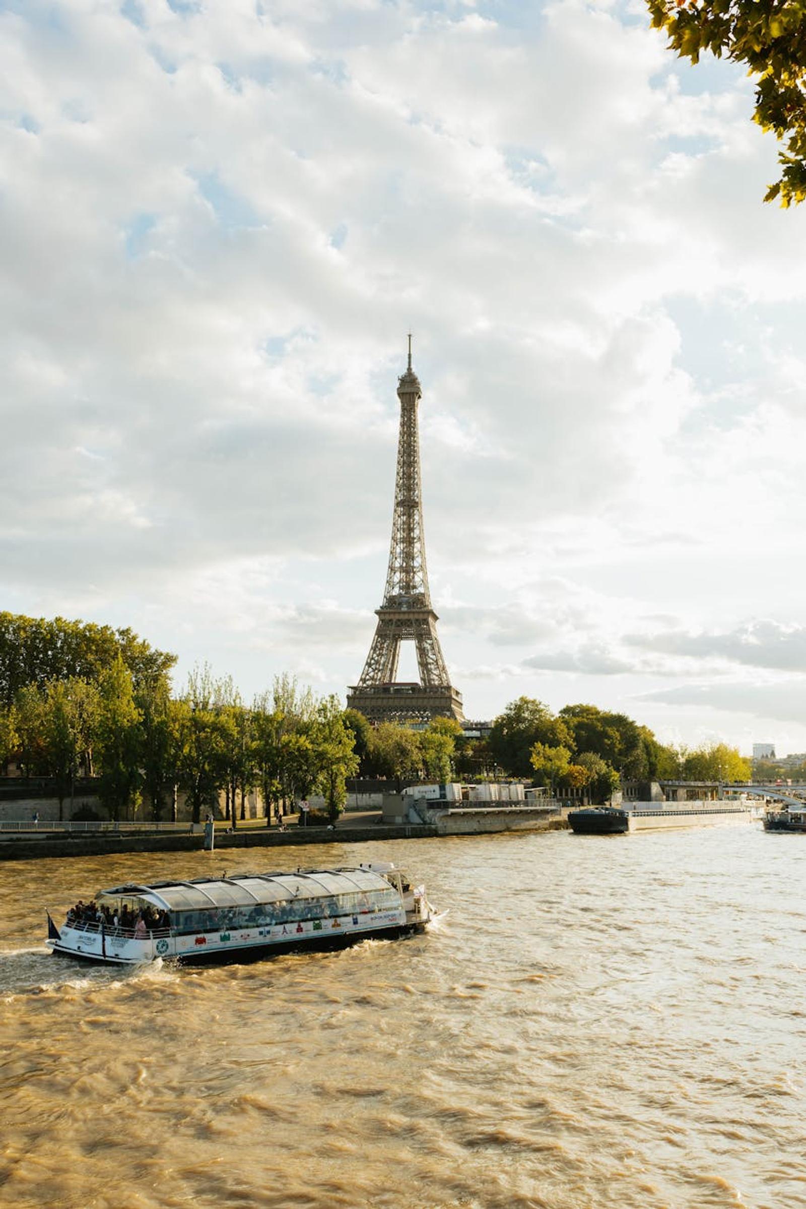 Seine River Cruise Eiffel — Netherlands