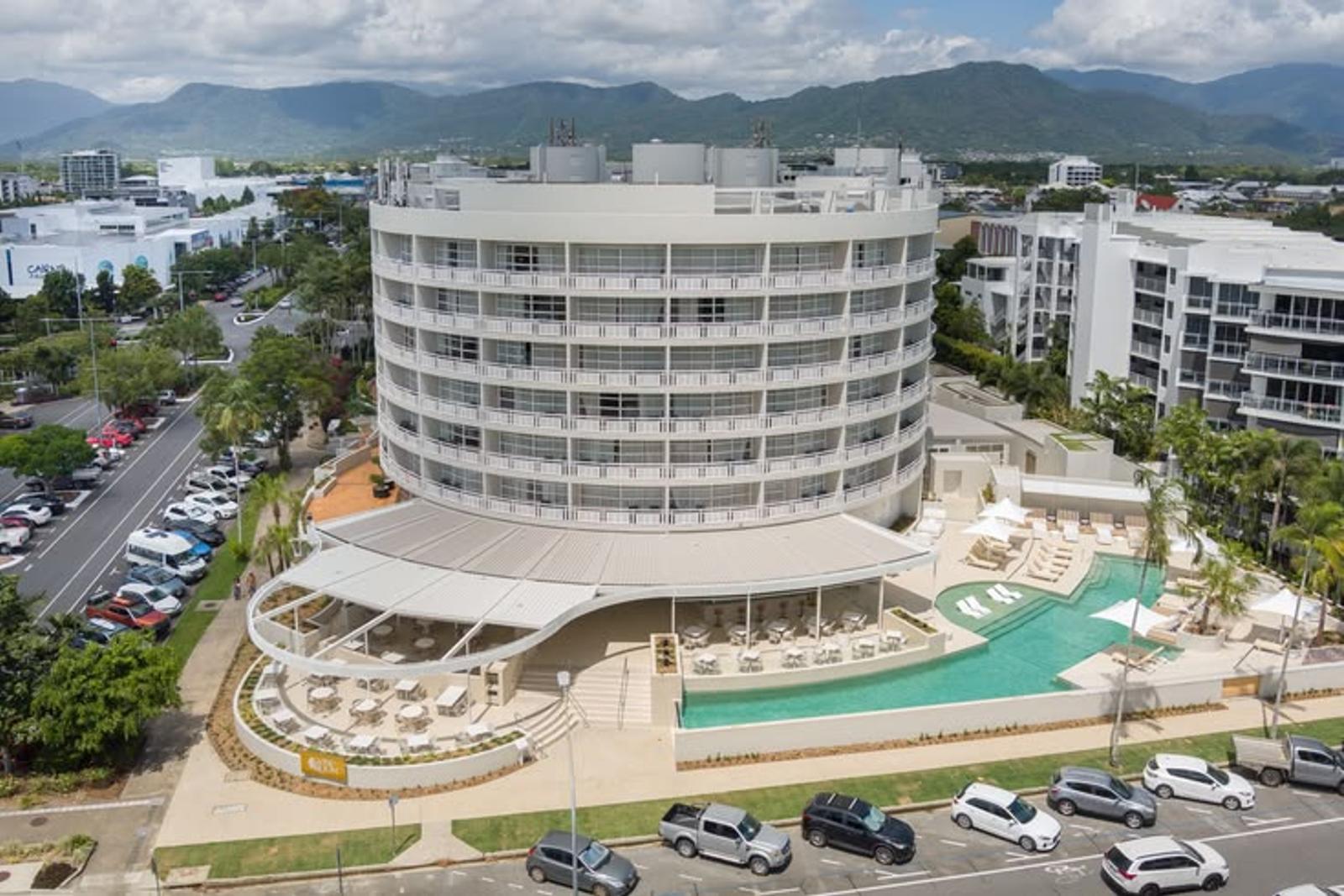 Hilton Cairns, Cairns