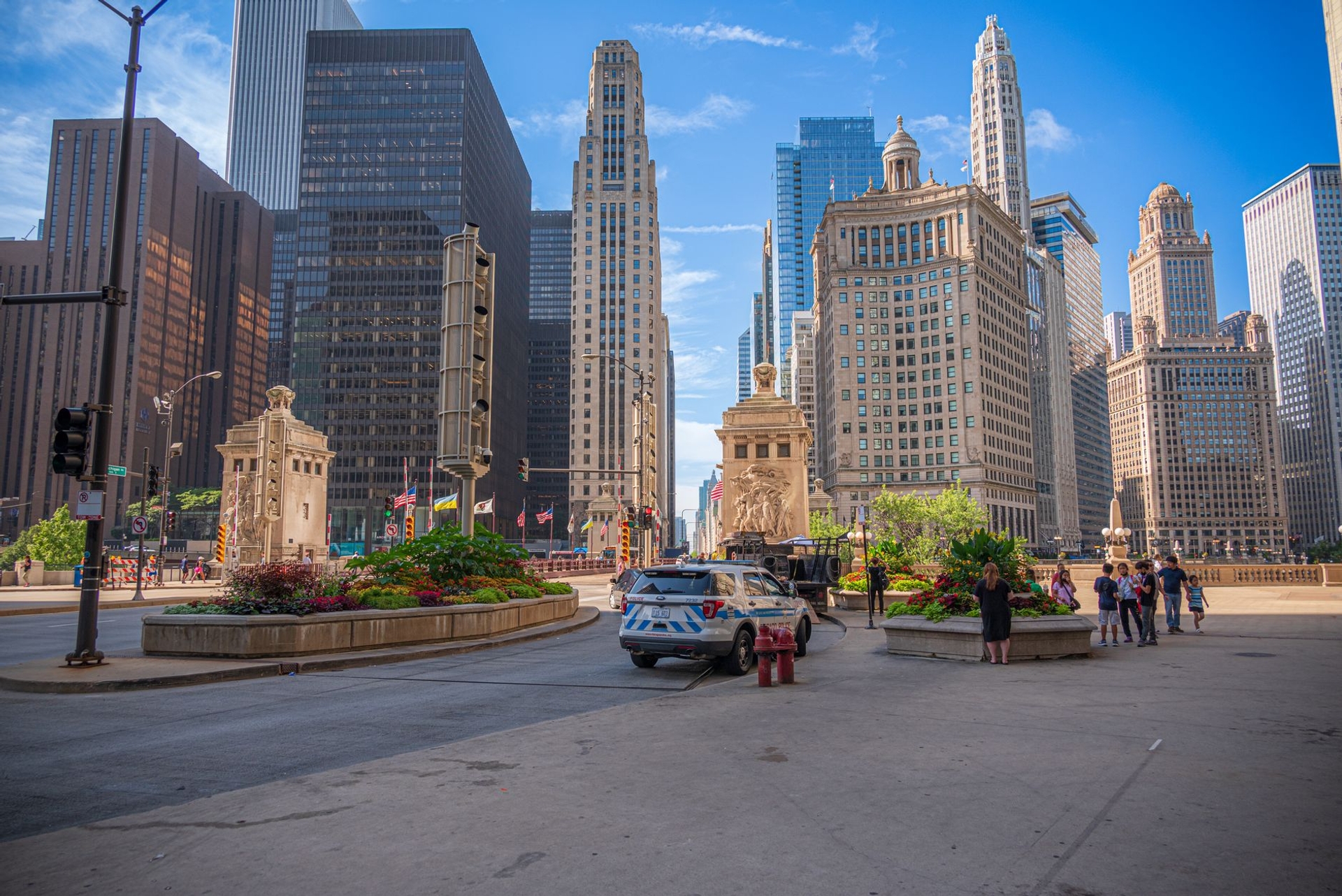 Vibrant urban scene in downtown Chicago highlighting iconic architecture and bustling streets