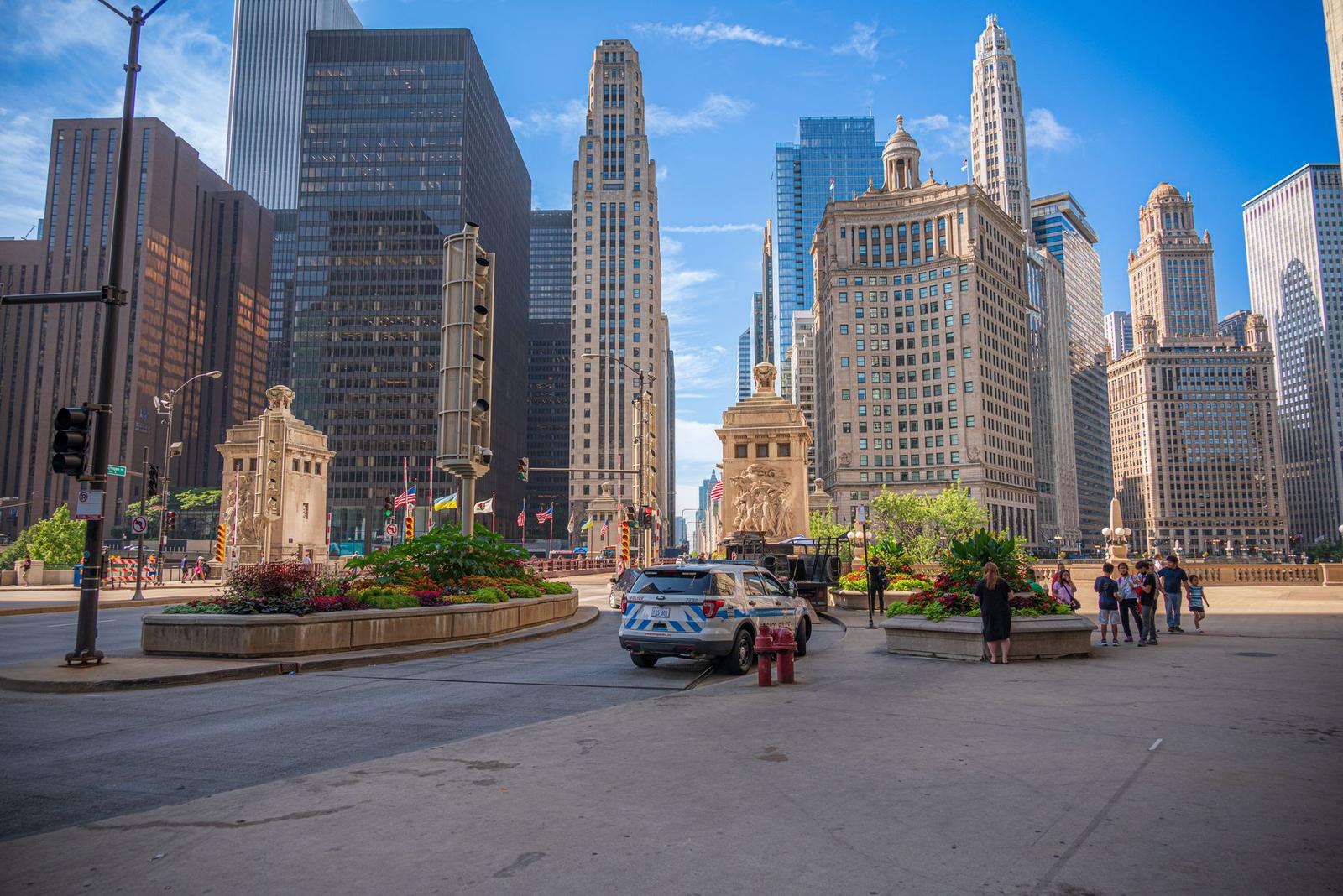 Vibrant urban scene in downtown Chicago highlighting iconic architecture and bustling streets