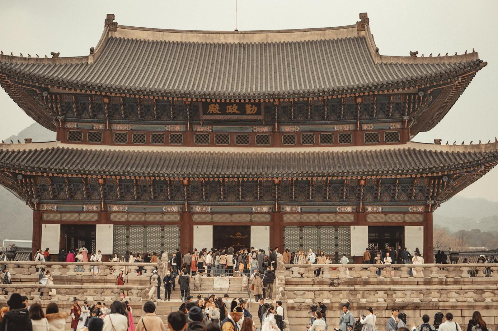 Discover the majestic Gyeongbokgung Palace, a top tourist attraction in Seoul, filled with visitors