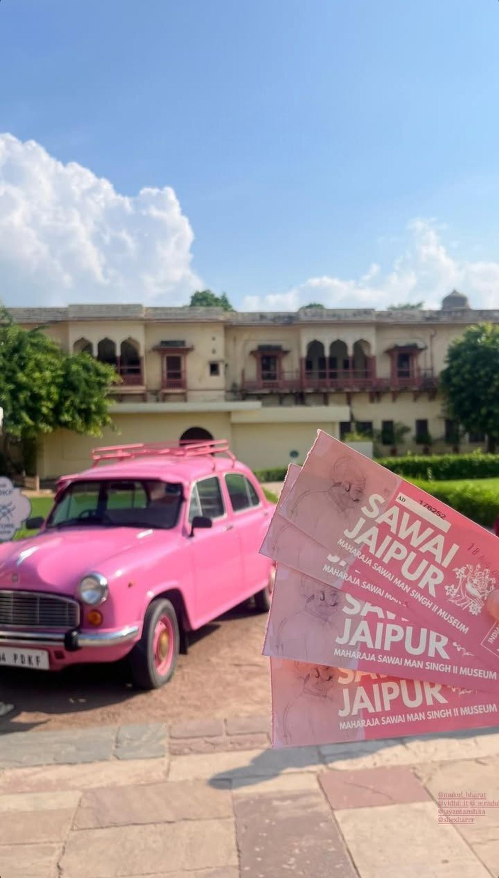 Vintage-car rally through the pink city