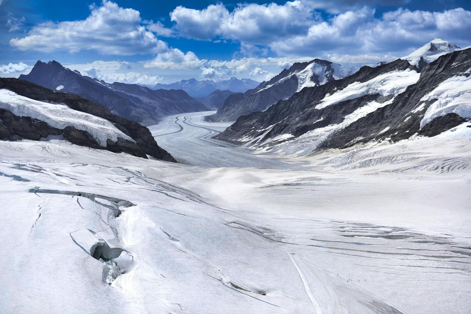 A stunning panoramic view of the snow-covered Jungfrau Glacier in Grindelwald, Switzerland