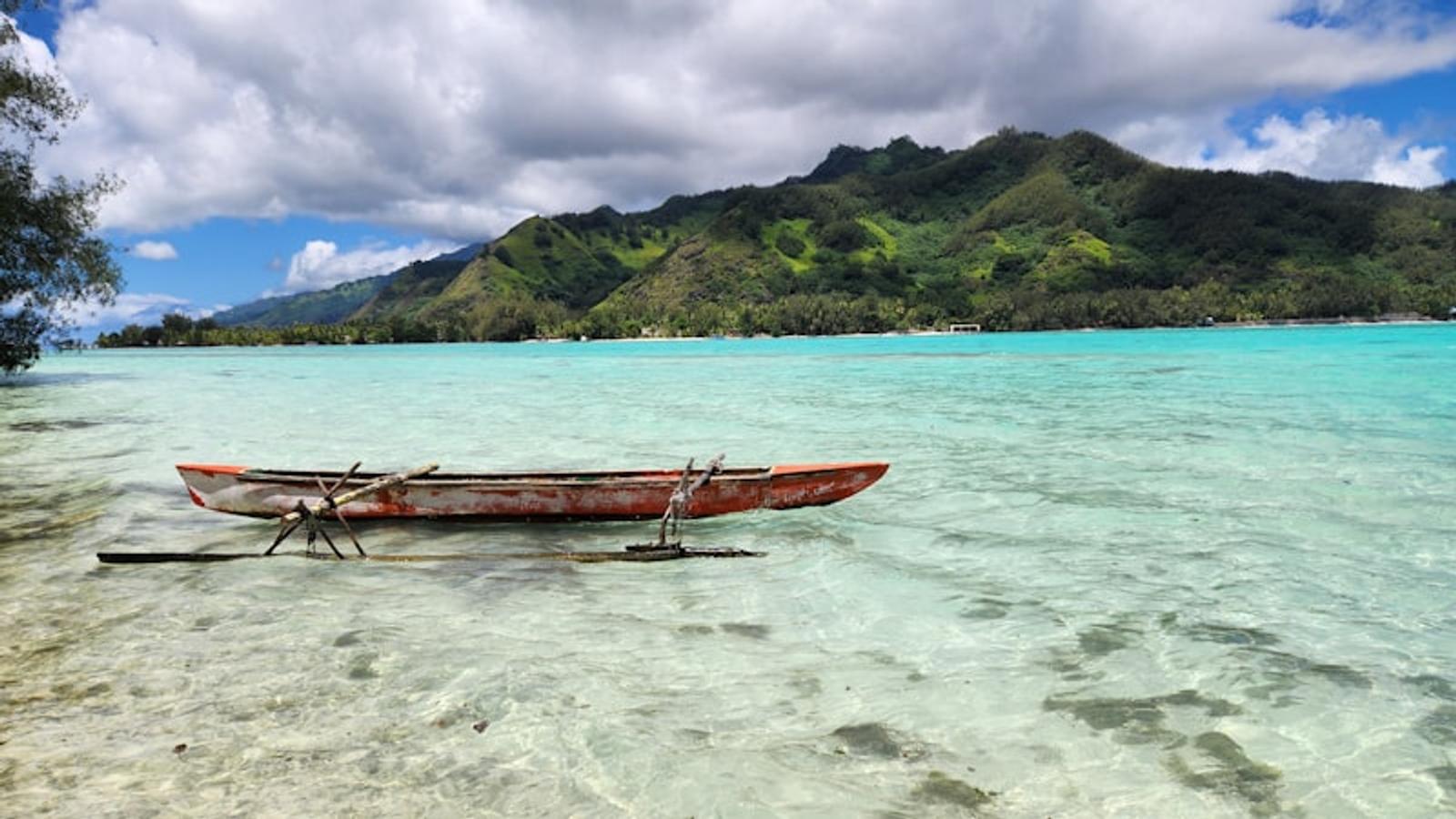 Mo'orea and its bay