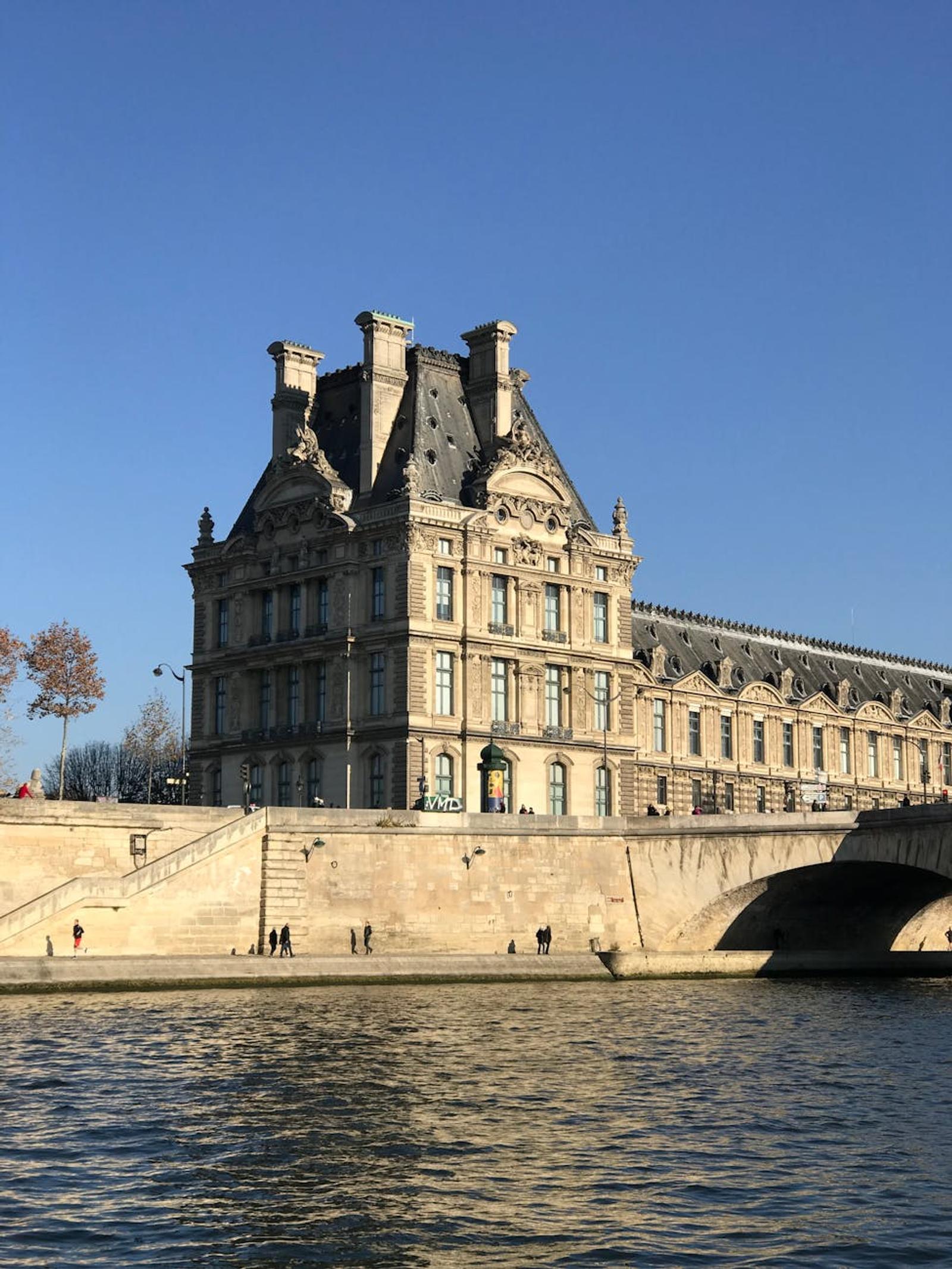 Lourve Museum Seine River — Norway