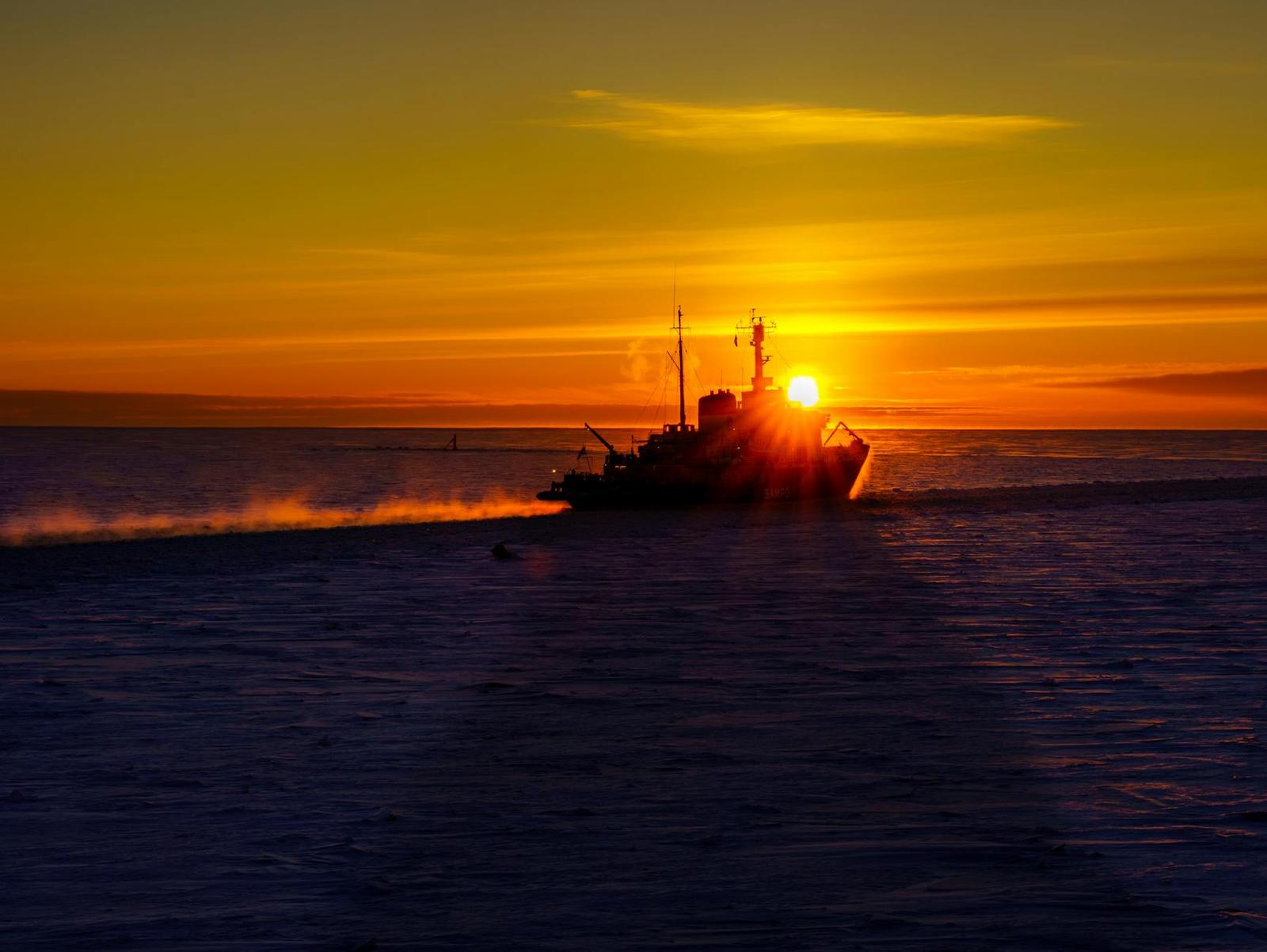 Polar Explorer Icebreaker Cruise — Finland
