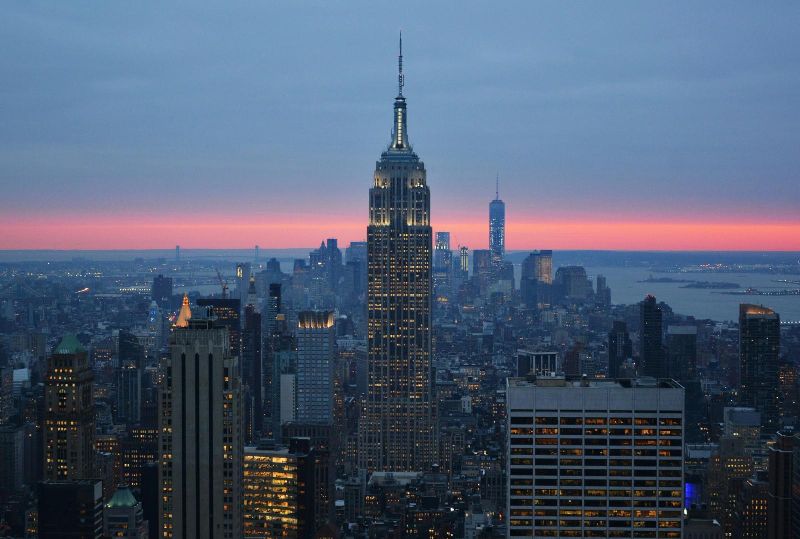city buildings under cloud The weather and the light was not any good for taking pictures at New York City on January 2016. Even so, I have a great surprise with the pink / orange color at the horizon