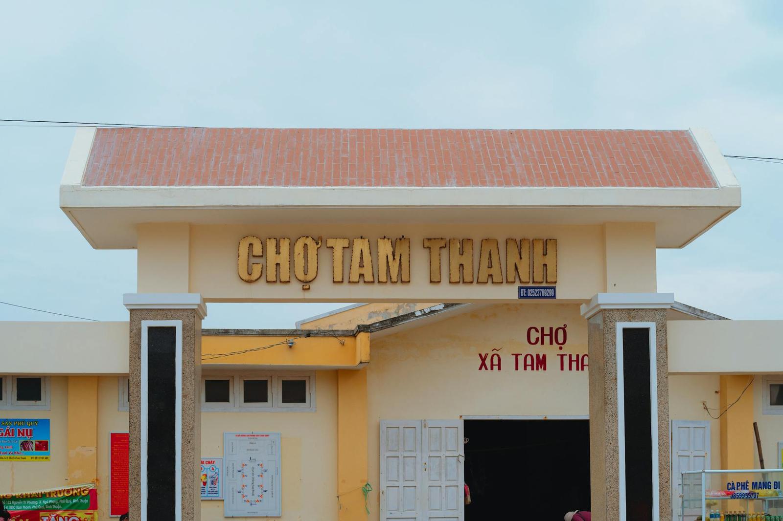 Market entrance gate with a red tile roof and gold signage
