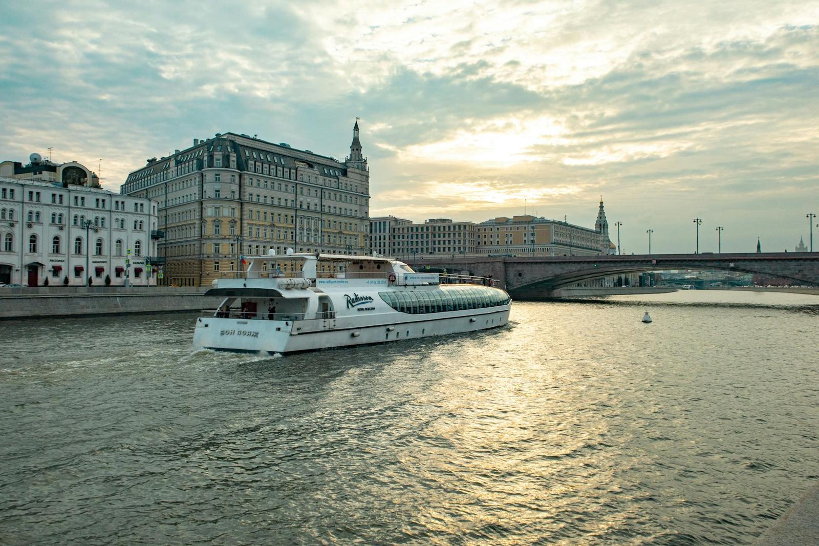 HALF DAY MOSCOW CITY TOUR + RADISSON RIVER CRUISE architecture at night