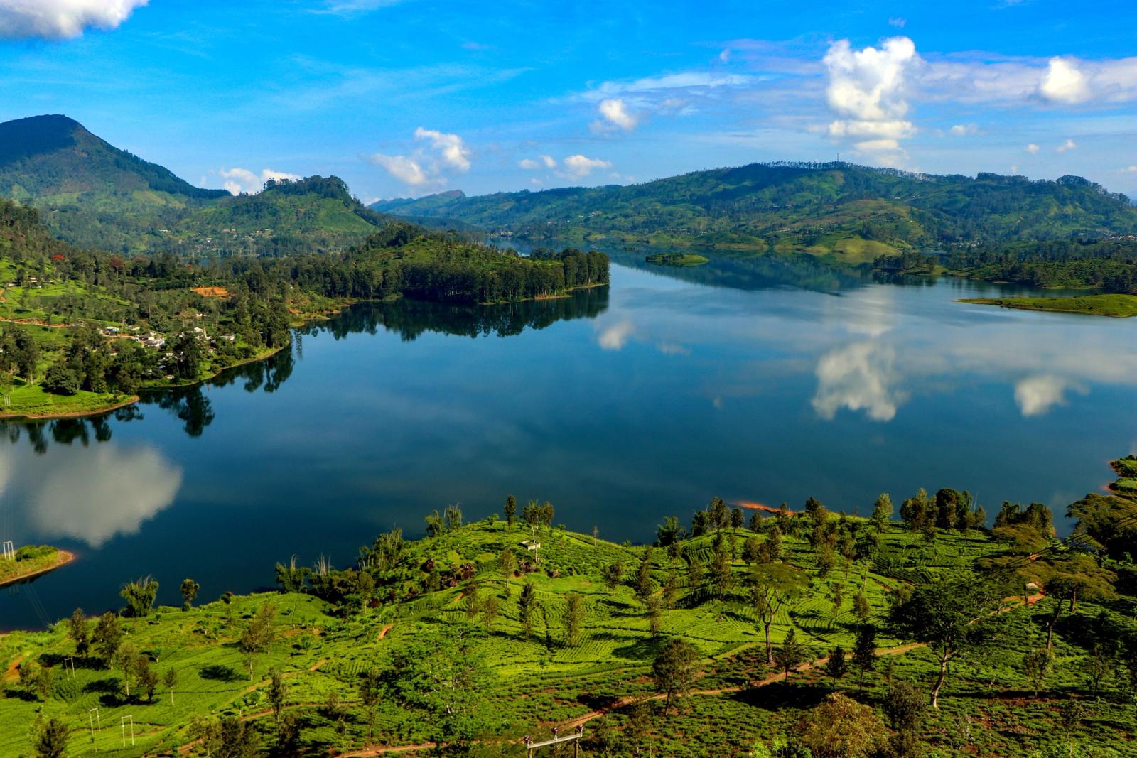 Beautiful panoramic view of a tranquil lake surrounded by lush greenery in Maskeliya, Sri Lanka