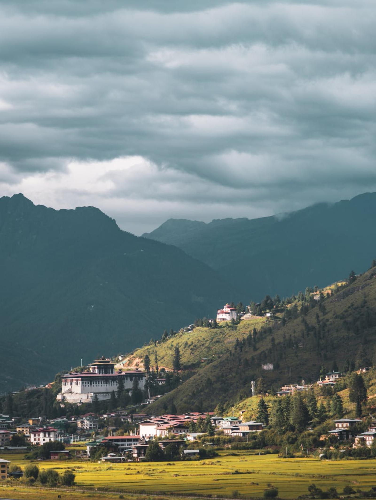 Breathtaking view of Rinpung Dzong and Paro Valley in Bhutan surrounded by mountains