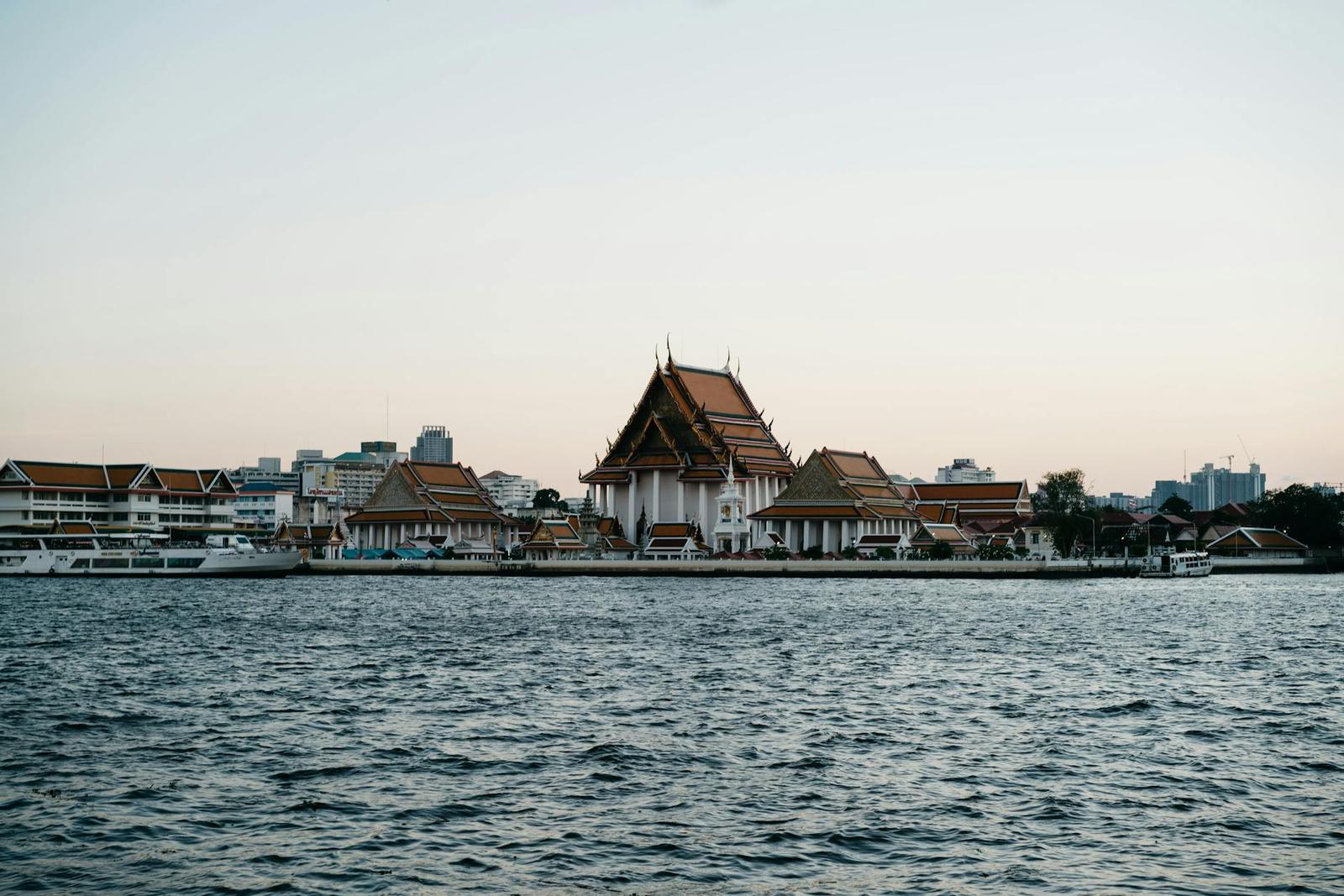 Bangkok temples Chao Phraya — Thailand