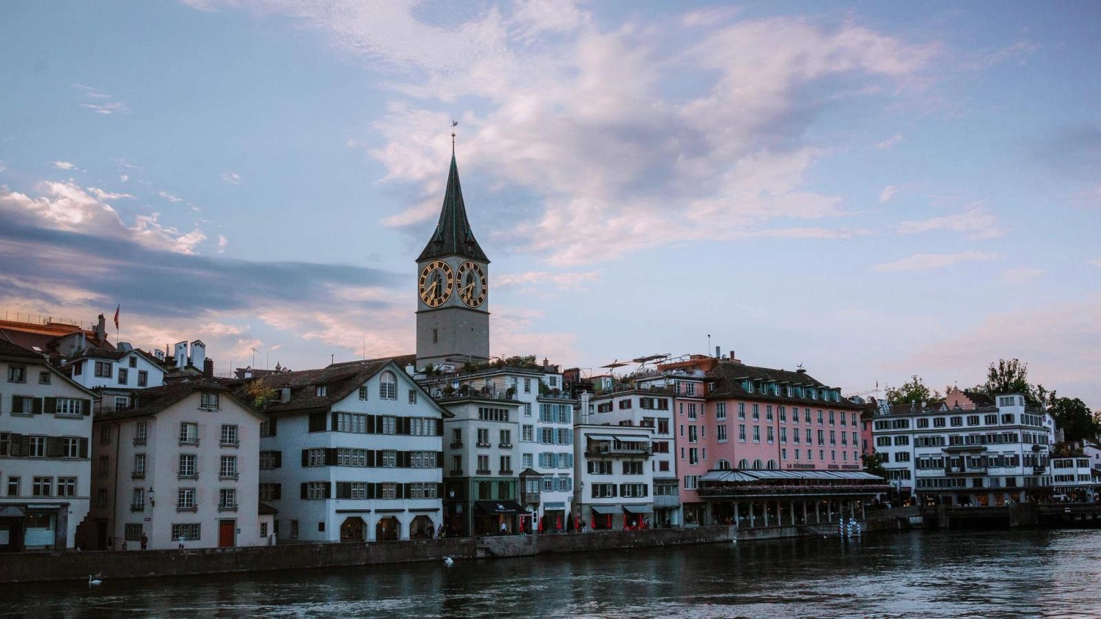 Beautiful view of St. Peter's Church and waterfront architecture in Zürich, Switzerland