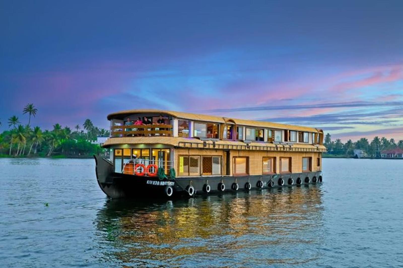Houseboat welcome & Wazwan feast