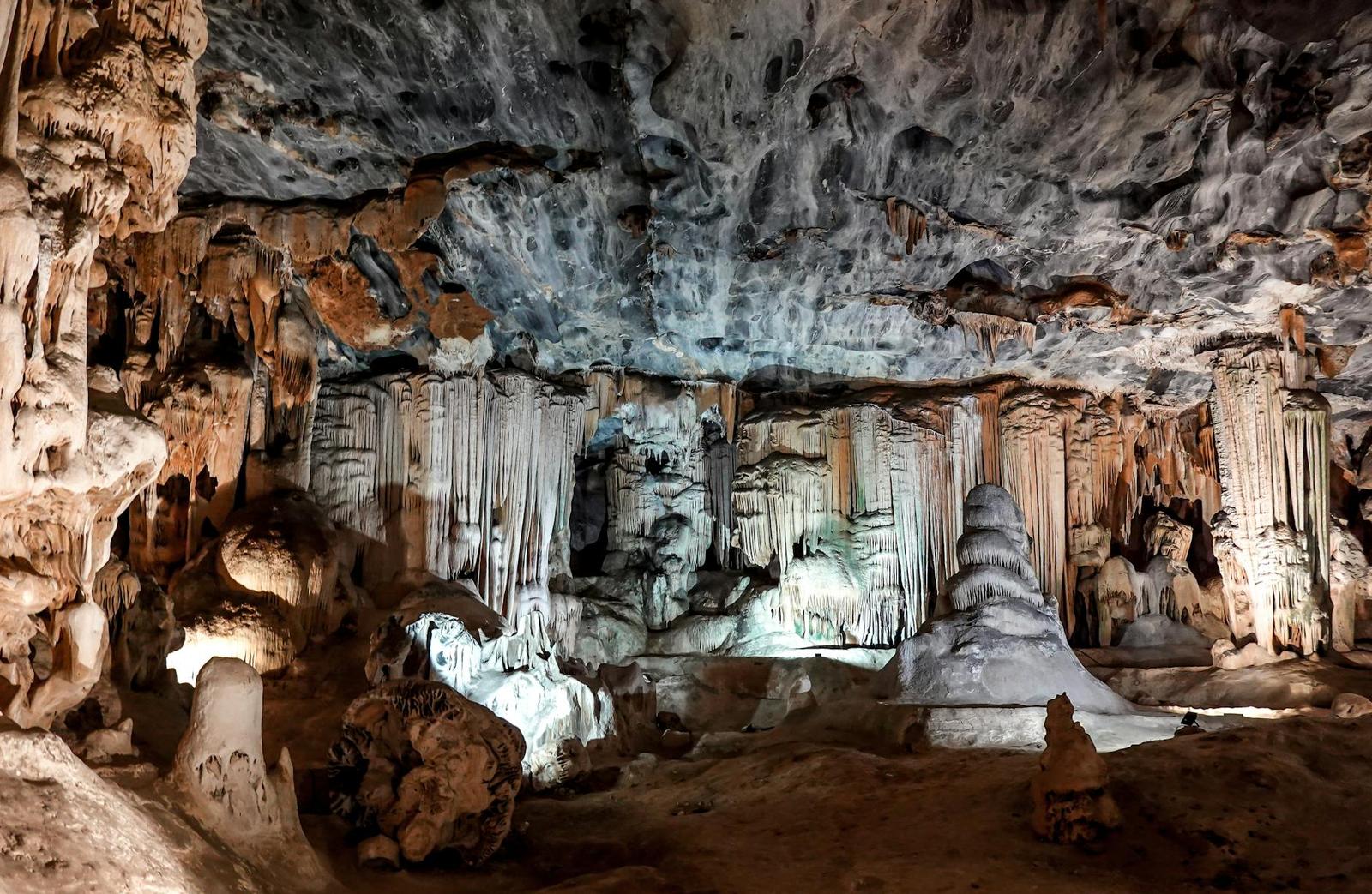 Full Oudtshoorn cango Caves — South Africa